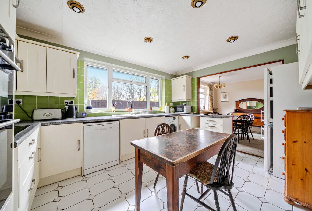 Property photo 3 of 16 1377070-16-6911De...