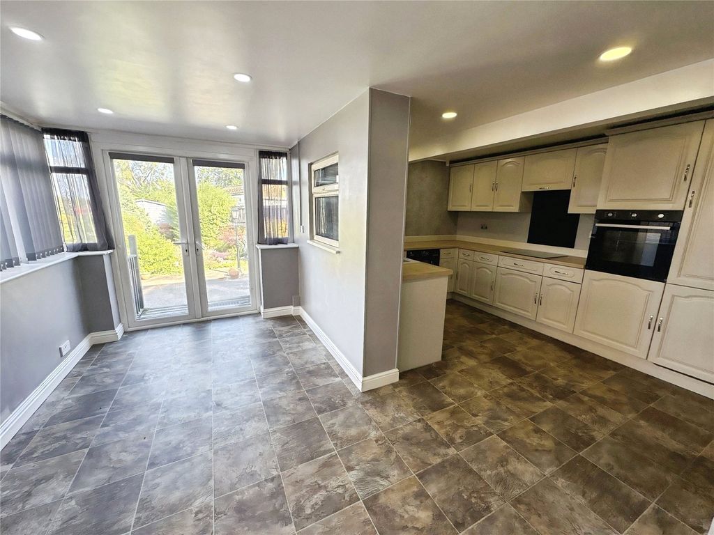 Property photo 3 of 17 Kitchen/ Dining