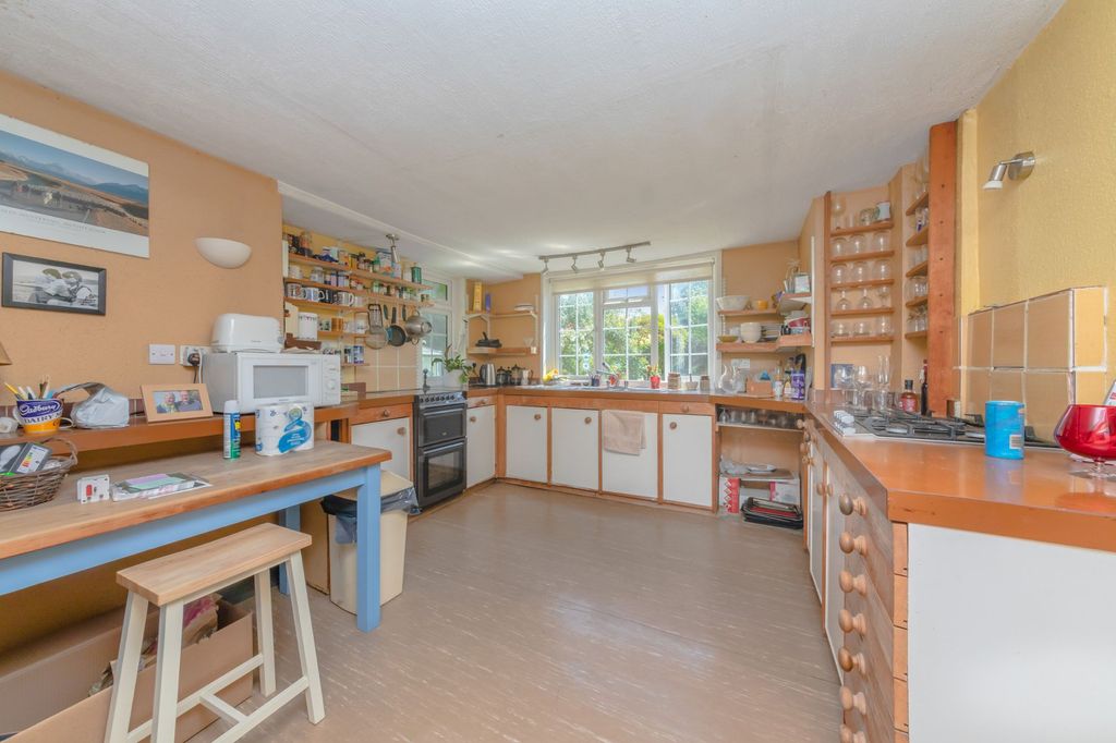 Property photo 3 of 27