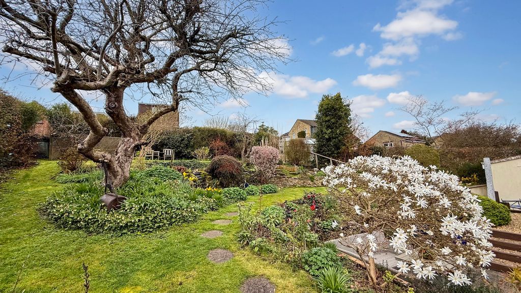 Property photo 2 of 23 Garden