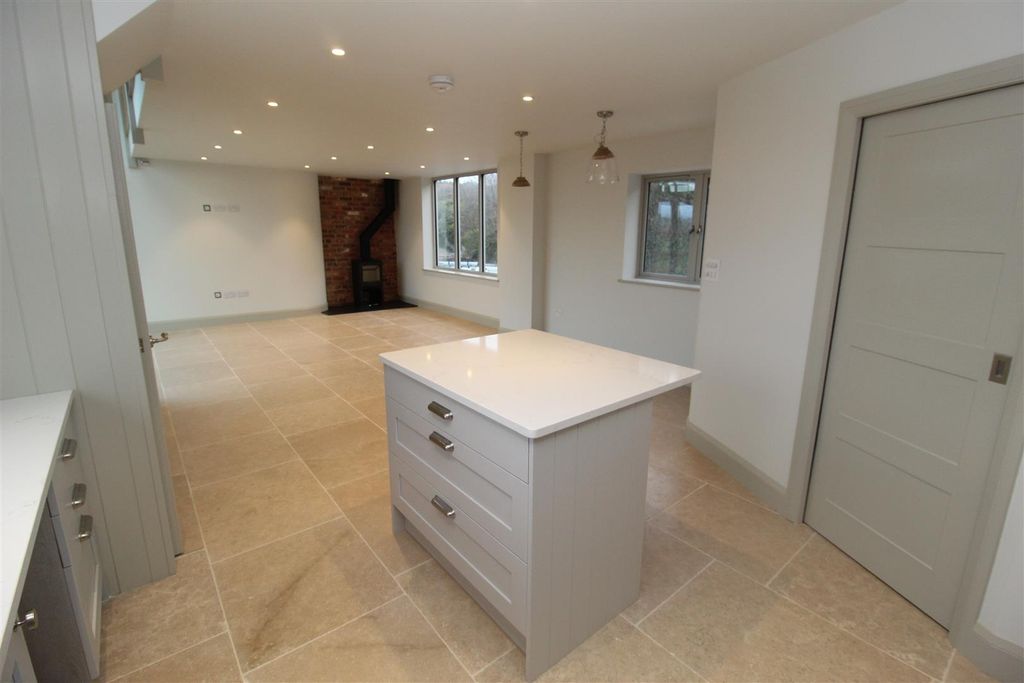Property photo 2 of 16 Kitchen/Sitting