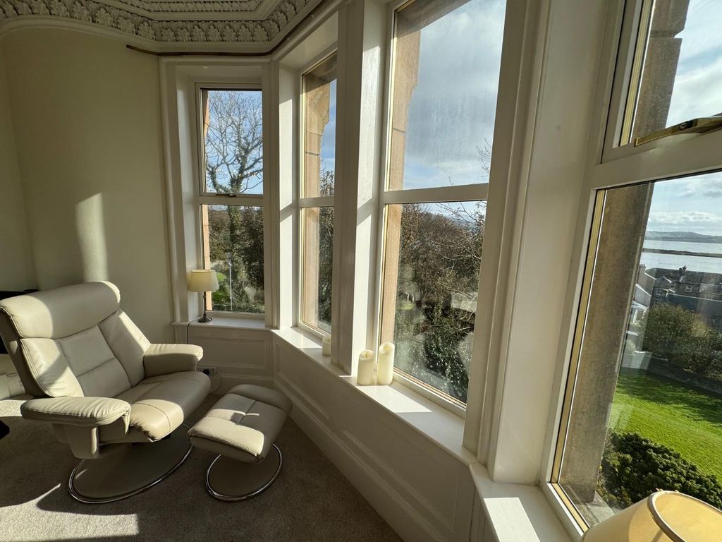 Property photo 2 of 33 Lounge