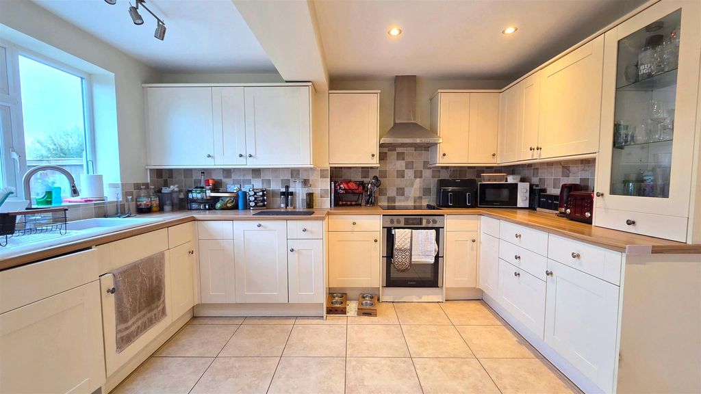 Property photo 3 of 13 Kitchen
