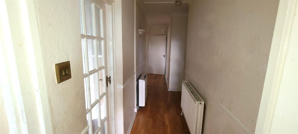 Property photo 3 of 11 Hallway