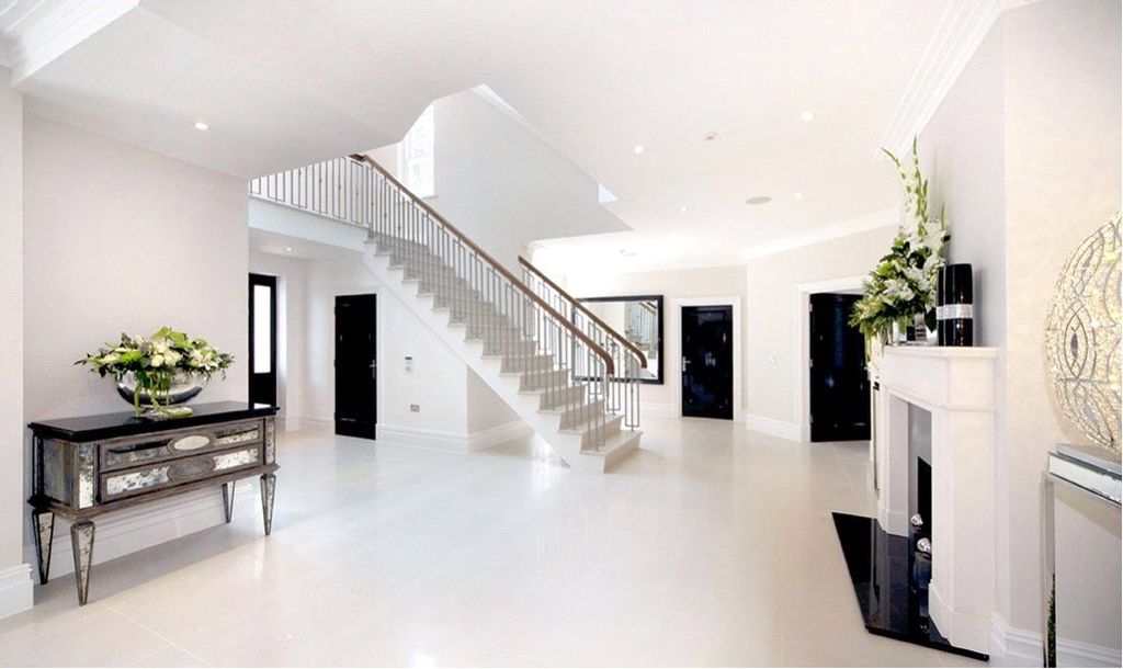 Property photo 2 of 10 Hall