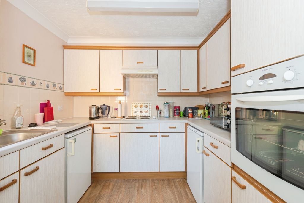 Property photo 3 of 10 Kitchen
