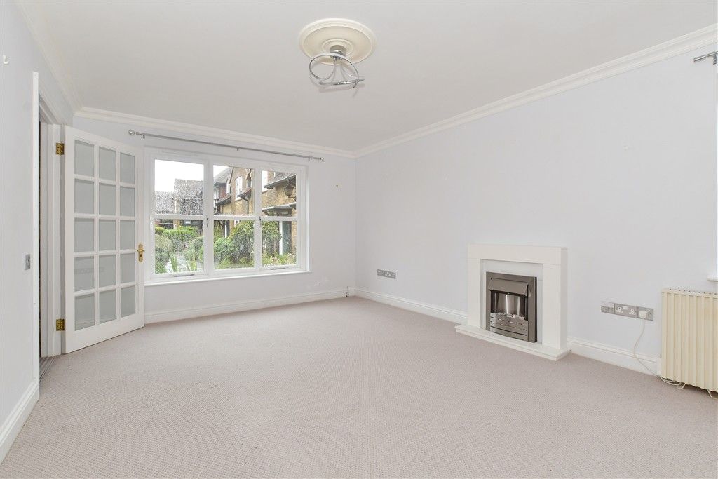 Property photo 1 of 15 Lounge