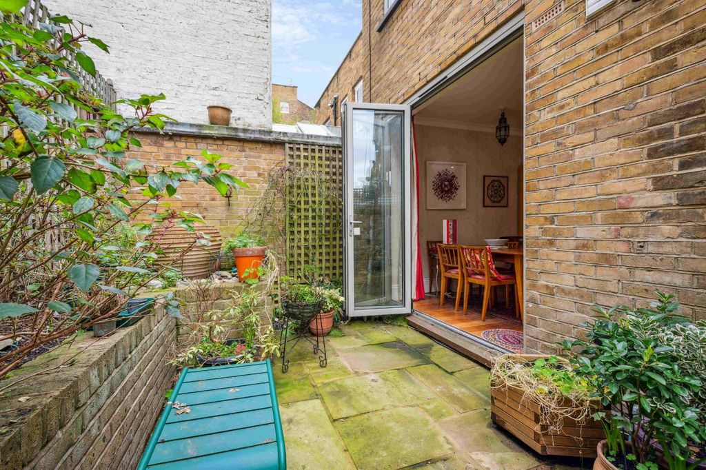 Property photo 2 of 24 Courtyard Gdn