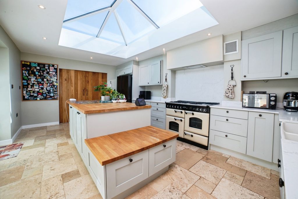 Property photo 3 of 27 Breakfast Kitchen