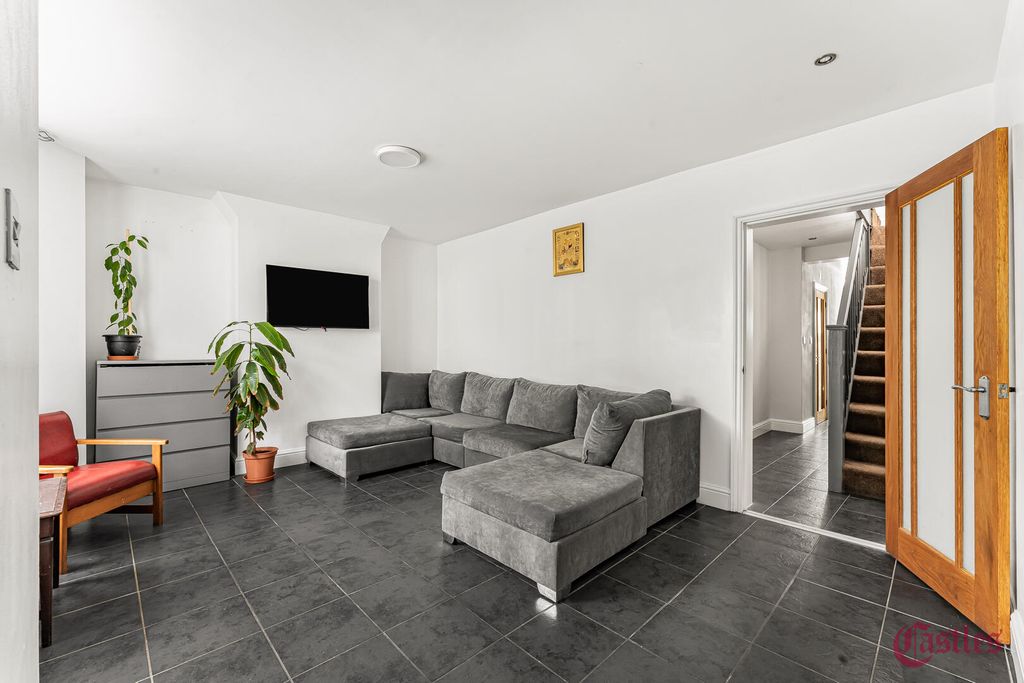 Property photo 3 of 21 Living Room