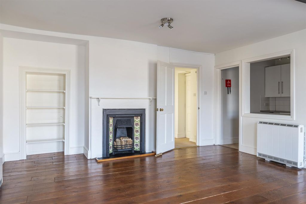 Property photo 2 of 9 Lounge