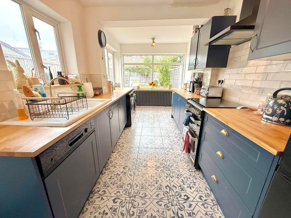 Property photo 3 of 17 Kitchen