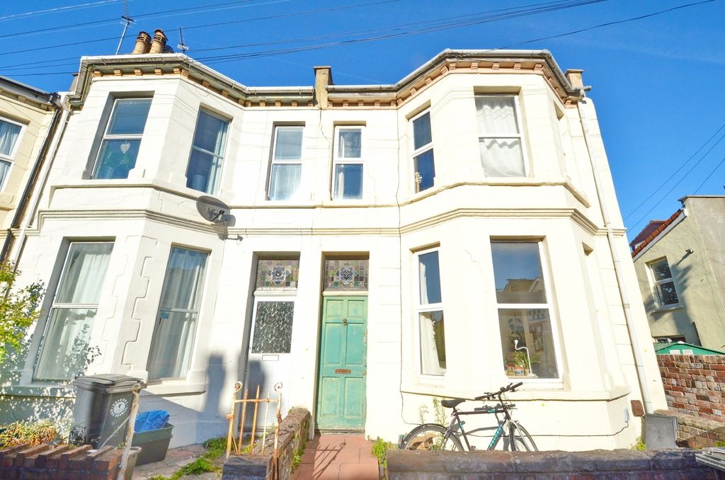 Property photo 3 of 13 Bright, Well-Maintained Victorian-Style Terraced H...