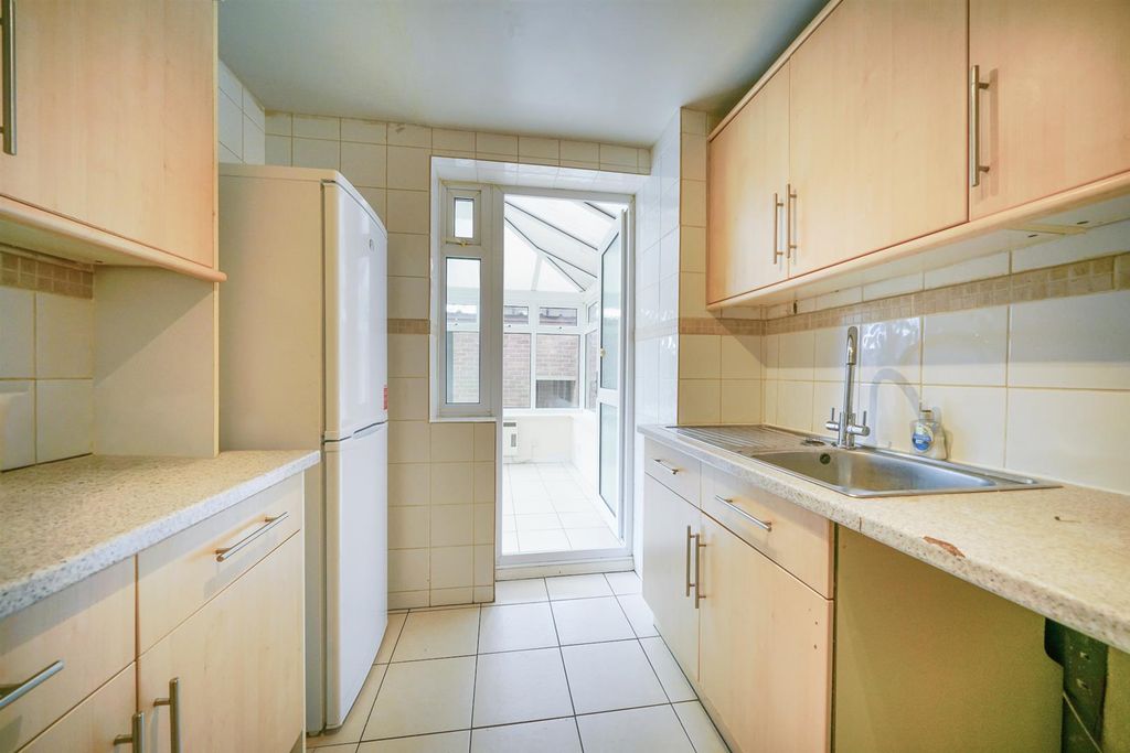 Property photo 3 of 20 Kitchen