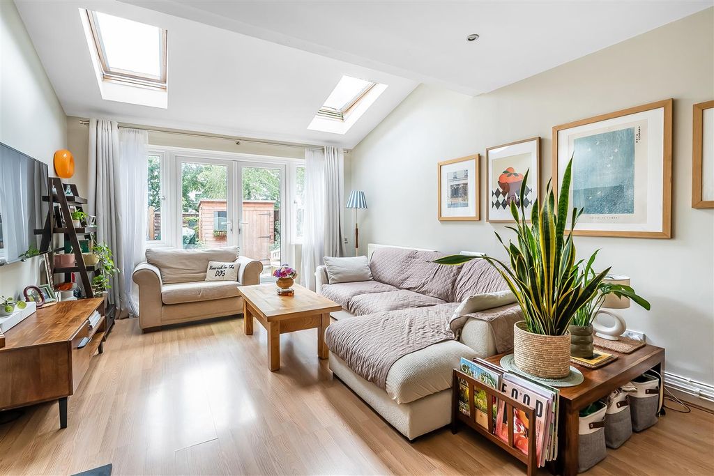 Property photo 2 of 23 15-Barnfield-Way-17.Jpg