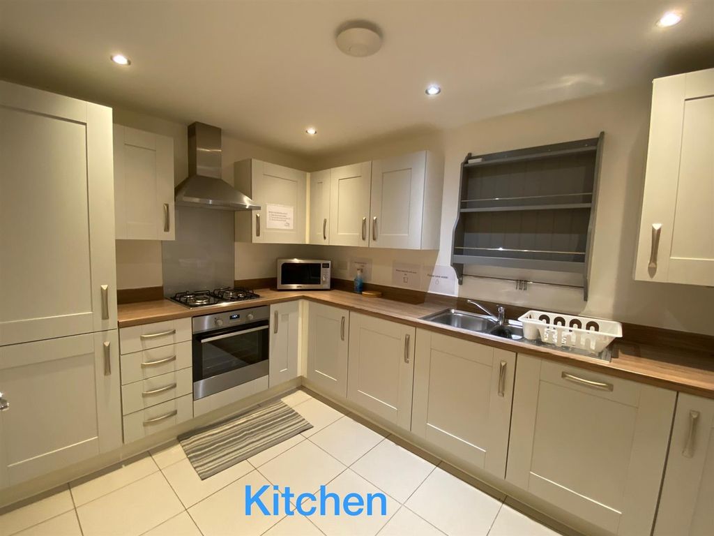 Property photo 3 of 21 Kitchen