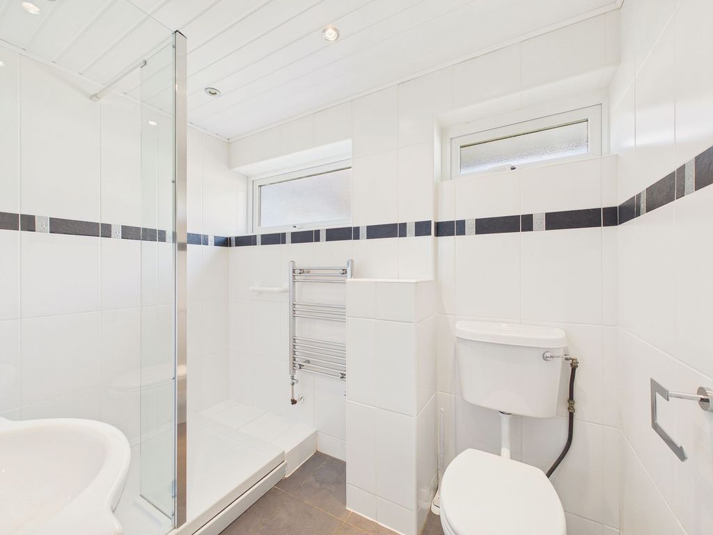 Property photo 2 of 11 Bathroom