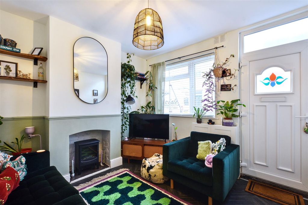 Property photo 2 of 19 Lounge_1.Jpeg