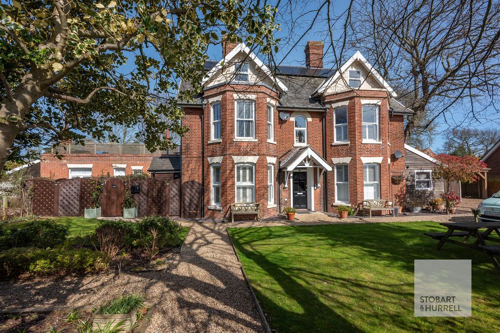 Property photo 1 of 18 Front