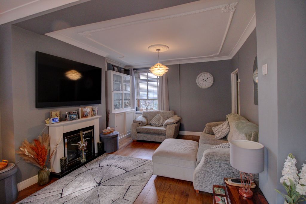 Property photo 3 of 11 Img_5550_1_2Interior2
