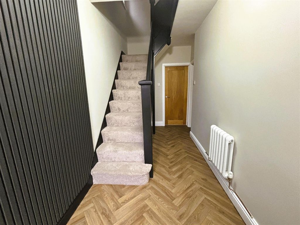 Property photo 2 of 19 Entrance Hallway