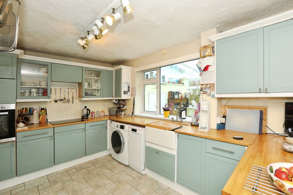 Property photo 2 of 17 Kitchen