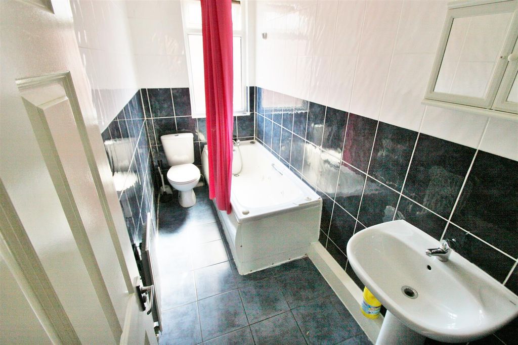 Additional image 11 of 5 bed terraced house to rentNewport Gardens, Headingley, Leeds LS6