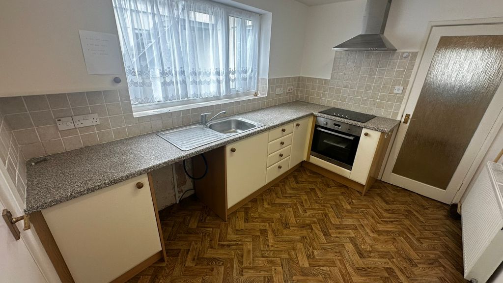 Property photo 3 of 6 Kitchen