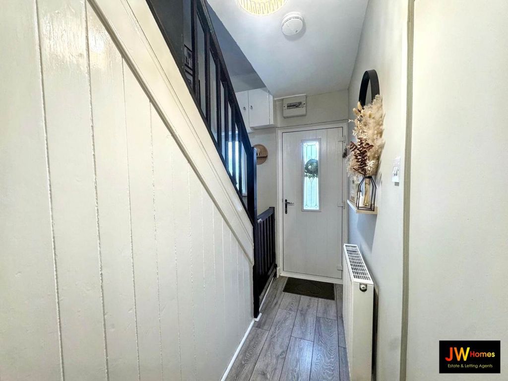 Property photo 2 of 17 Hallway (2)