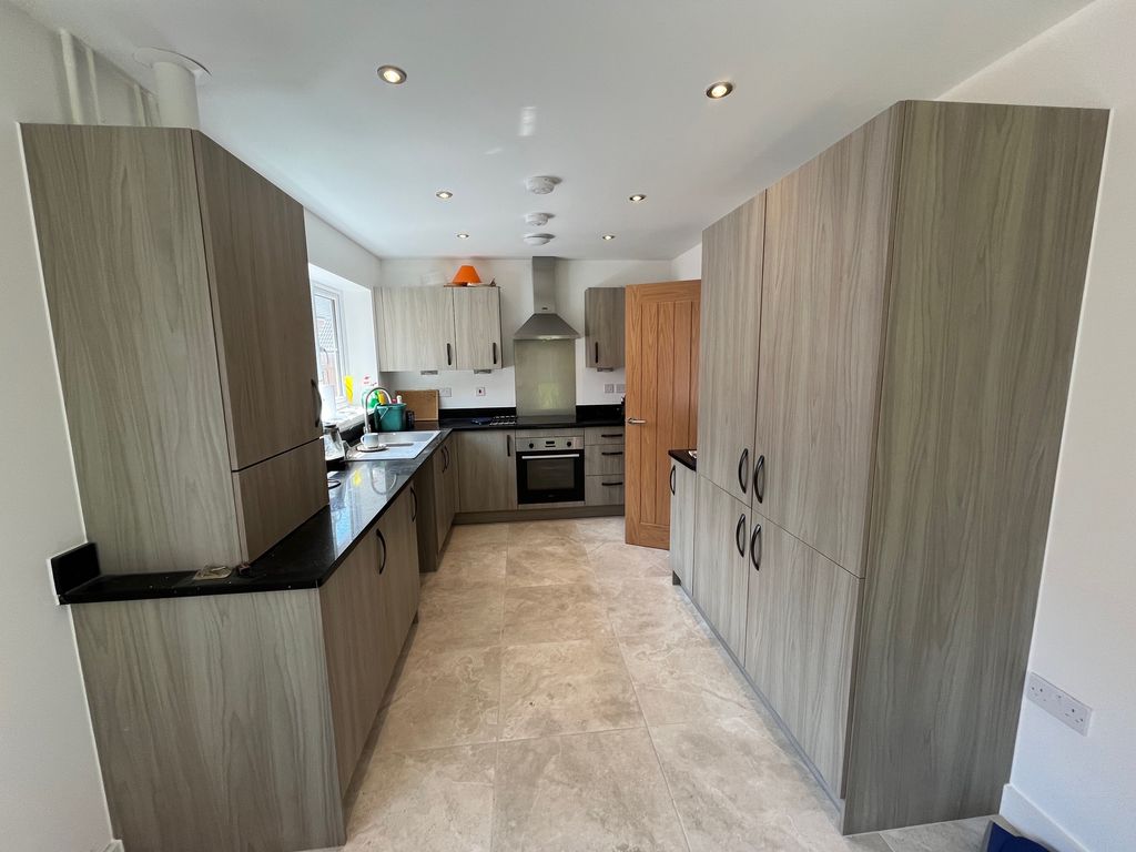 Property photo 2 of 10 Kitchen