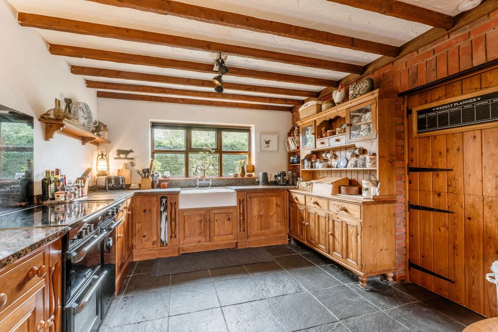 Property photo 2 of 28