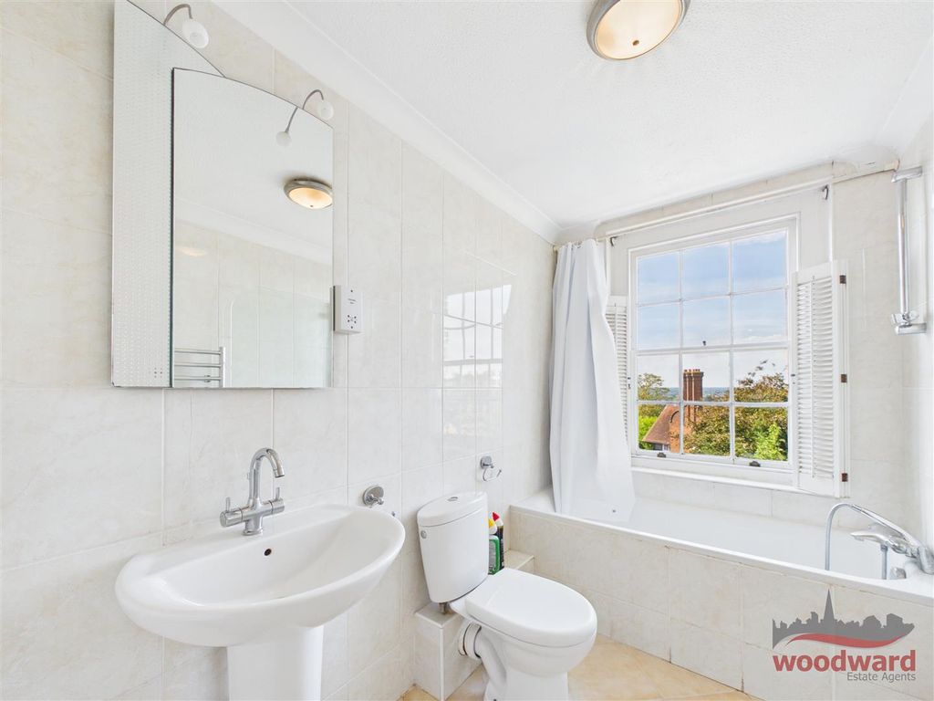 Property photo 3 of 13 Cam05267G0-Pr0250-Still009.Jpg