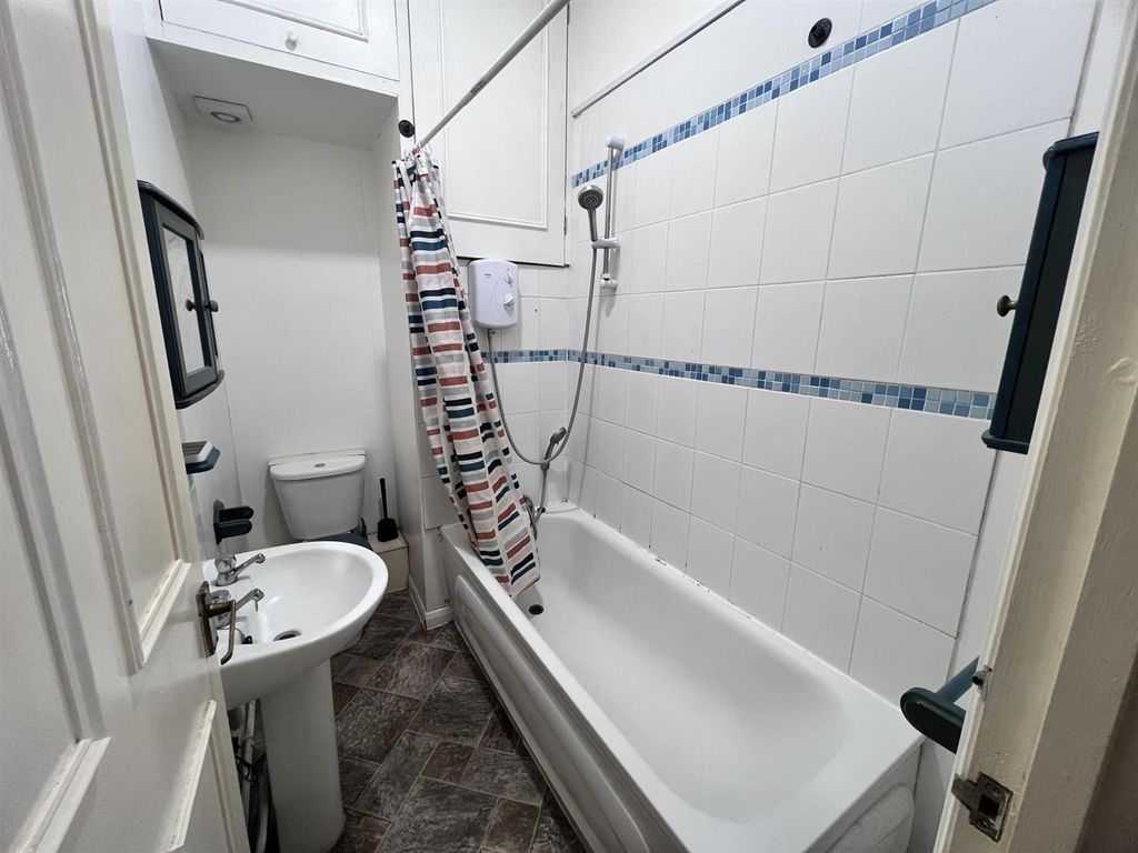 Property photo 1 of 5 Bathroom.Jpeg
