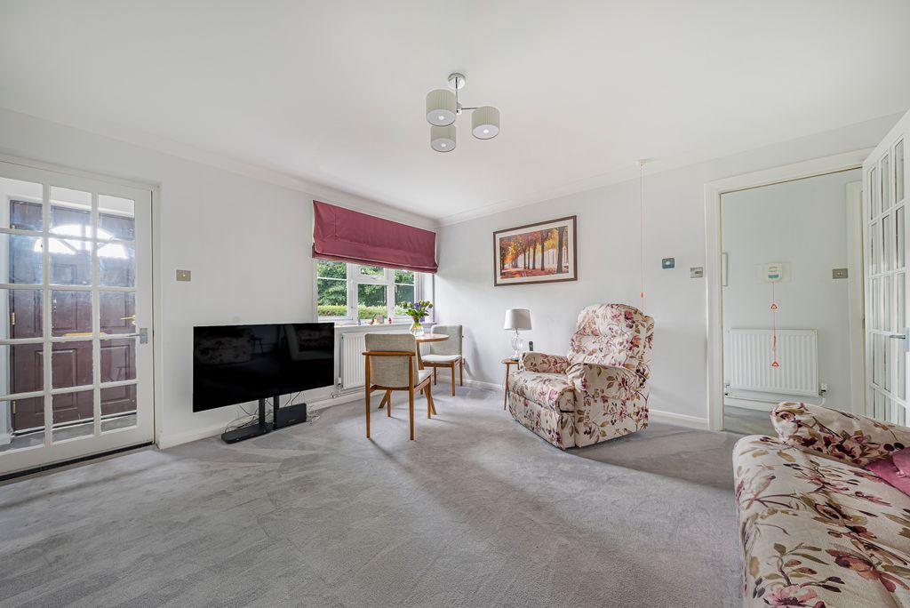 Property photo 3 of 17 Lounge