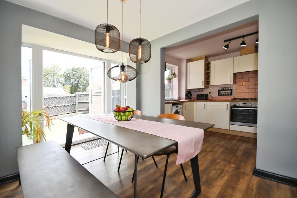 Property photo 2 of 17 Diner/Kitchen