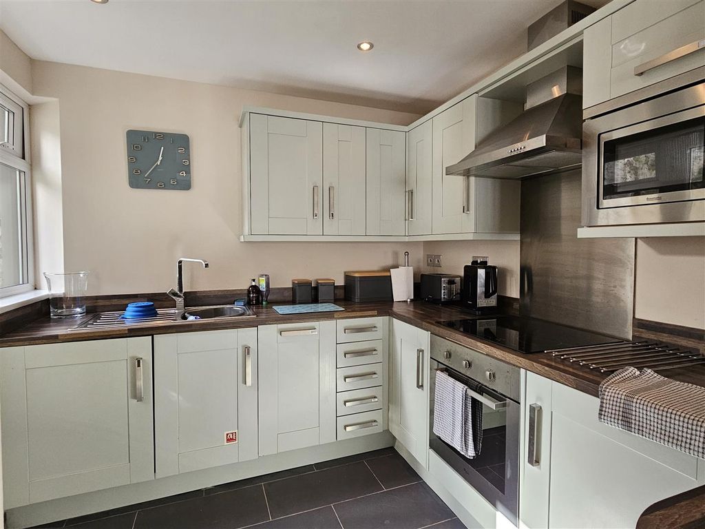 Property photo 3 of 18 Kitchen 3.Jpg