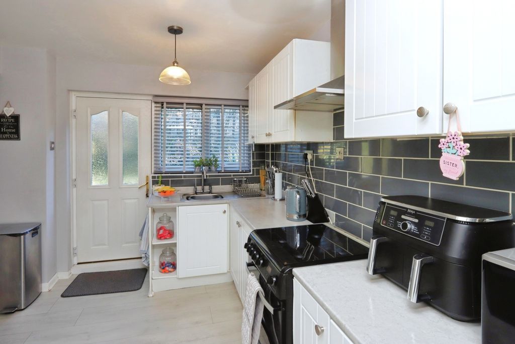 Property photo 3 of 17 Kitchen