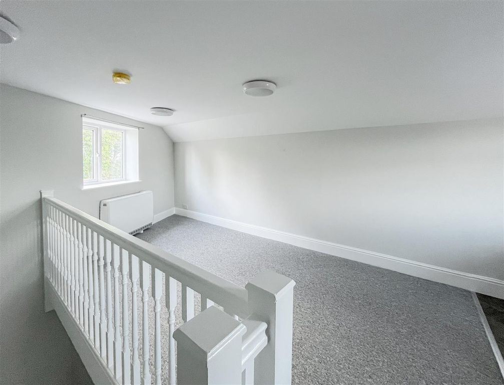 Property photo 2 of 11 Living Room / Kitchen