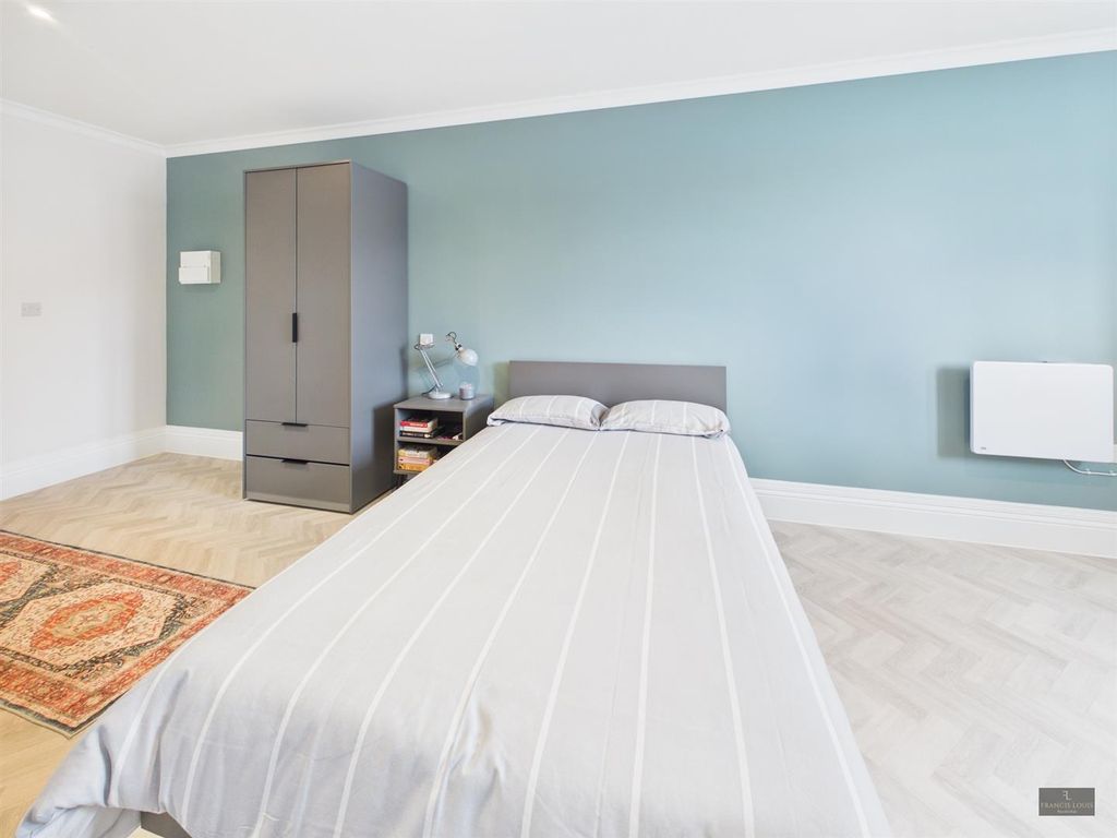 Property photo 3 of 16 Cam02887G0-Pr0639-Still003.Jpg