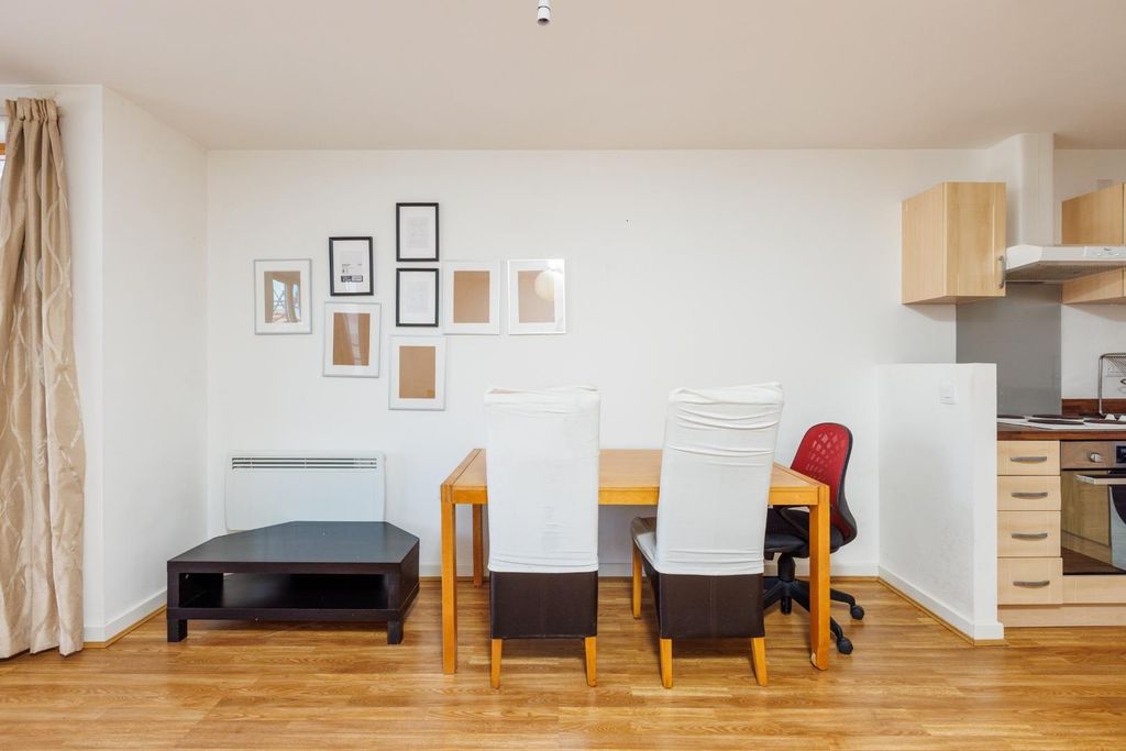 Property photo 3 of 12 91 Ratcliffe Court-11.Jpg