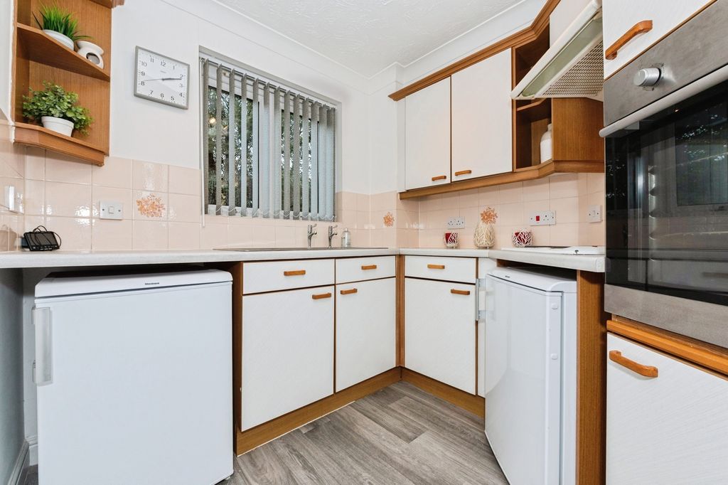 Property photo 3 of 18 Kitchen