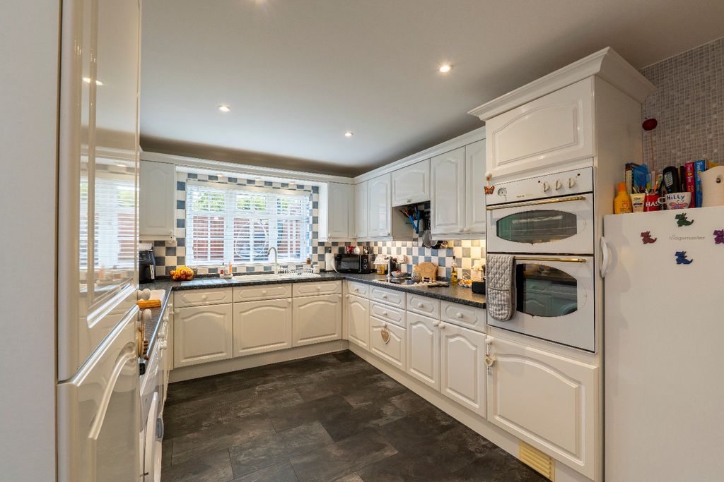 Property photo 3 of 15 4384716