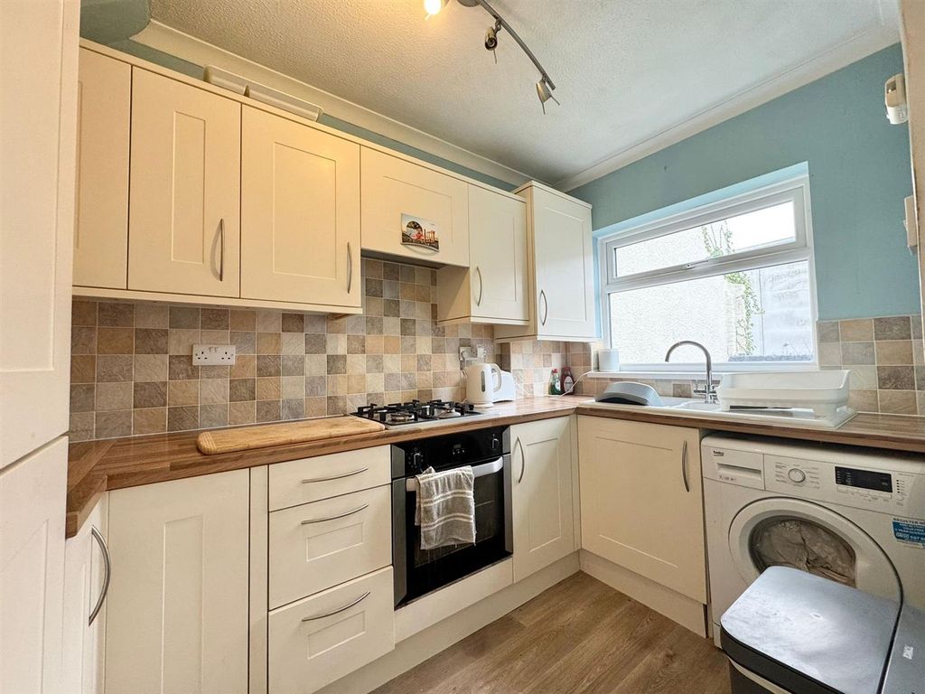 Property photo 2 of 10 Kitchen