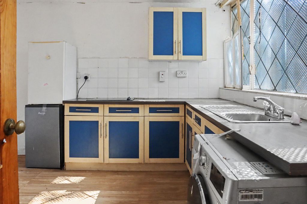 Property photo 3 of 16 17 Ebbisham Drive, Vauxhall, London, Sw8 1Ub