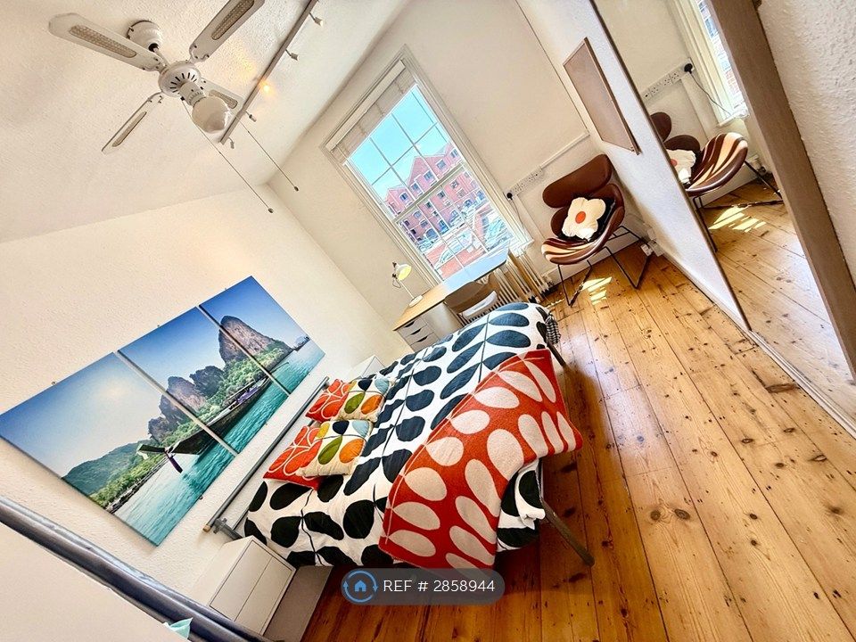 Property photo 2 of 16 Room 3 Spacious, Sth Facing Room, Great Storage