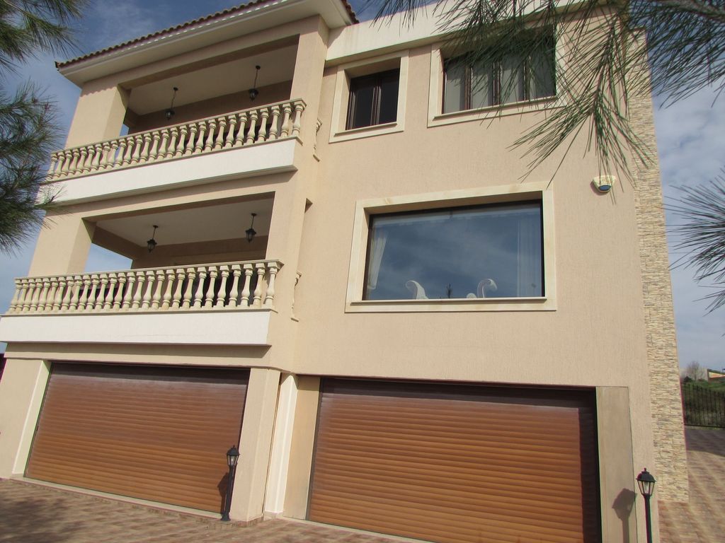 Property photo 2 of 16