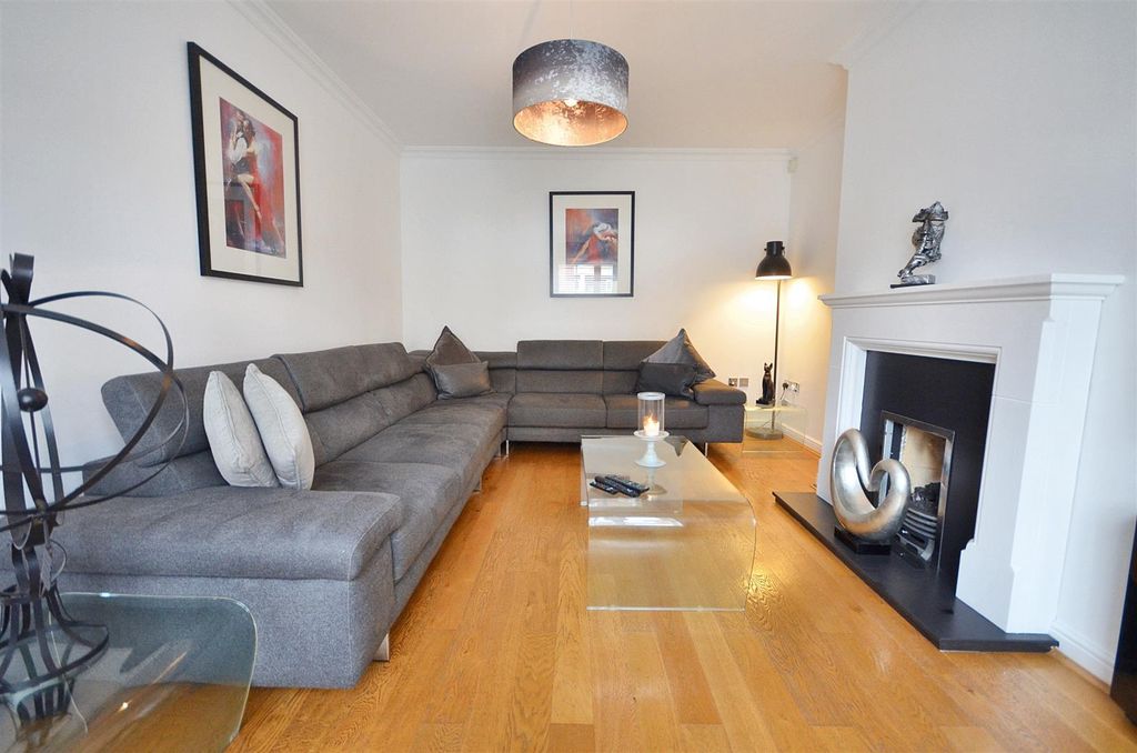 Property photo 2 of 27 Lounge