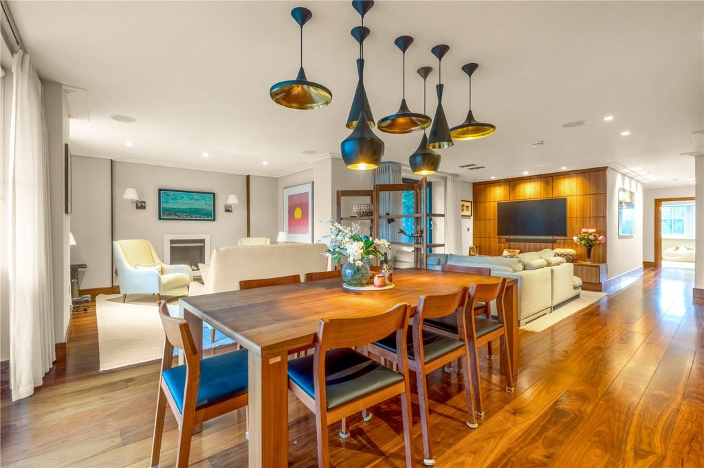 Property photo 2 of 17 Sitting/Dining Room