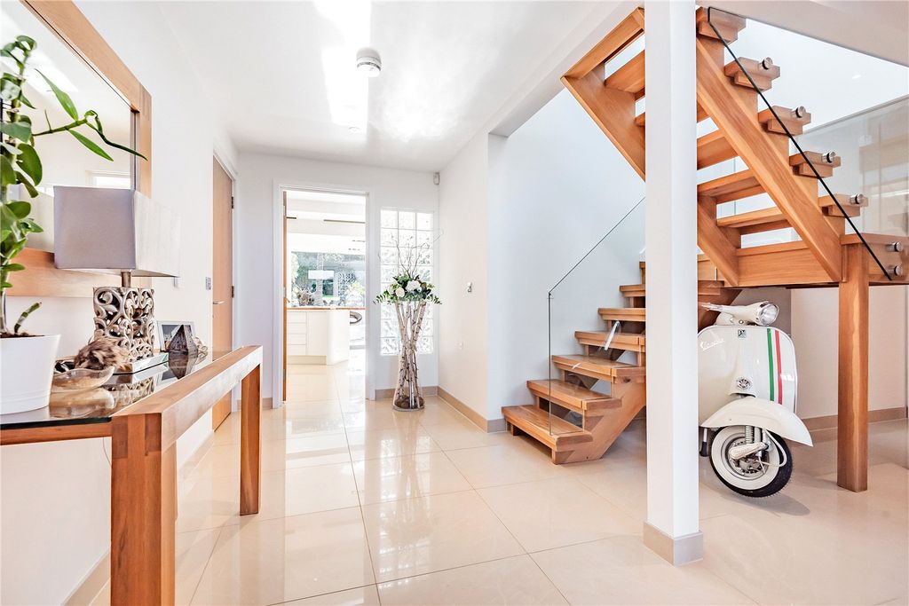 Property photo 2 of 11 Entrance Hall