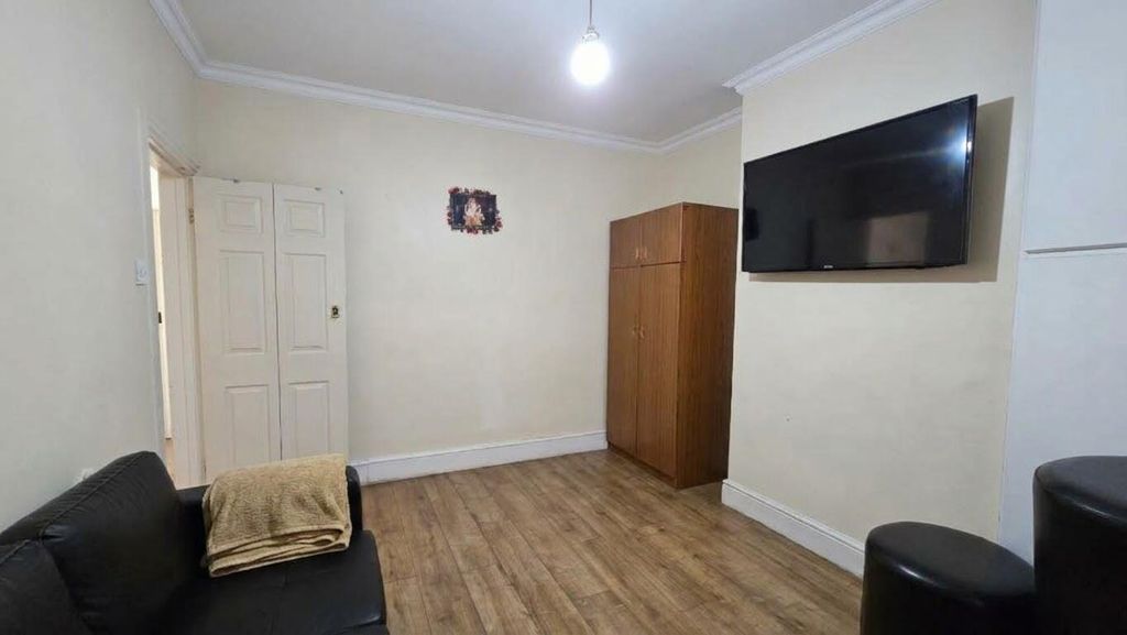Property photo 3 of 13 Bedroom